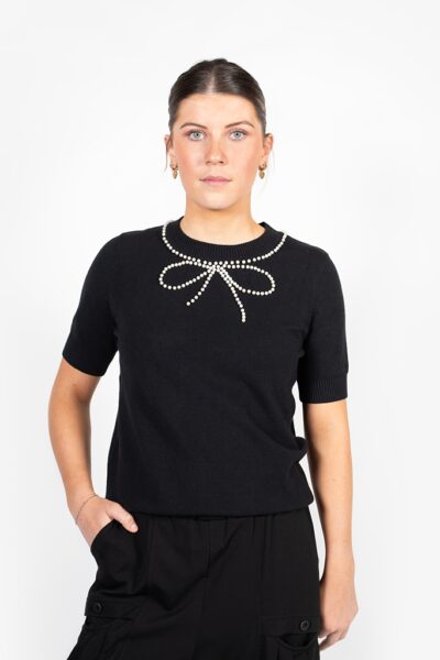 Antler Cw25 Bw Bowtiful Tee 1 1024px